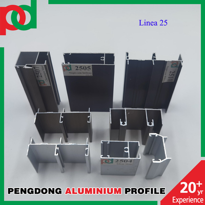 La poudre a enduit les profils en aluminium de la longueur T5 de 5,8 mètres pour Windows et des portes